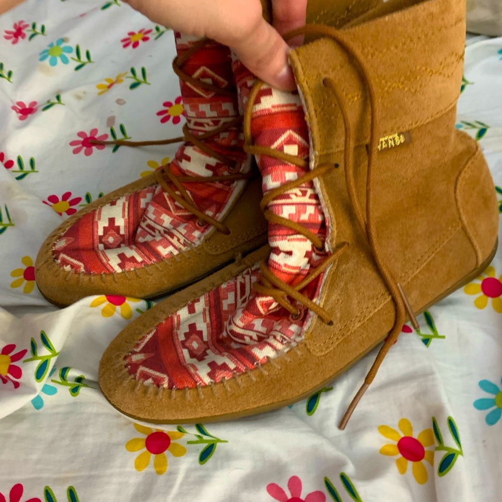COPY - Vans size 6 Aztec print moccasin style boots. Great condition. No stains.
